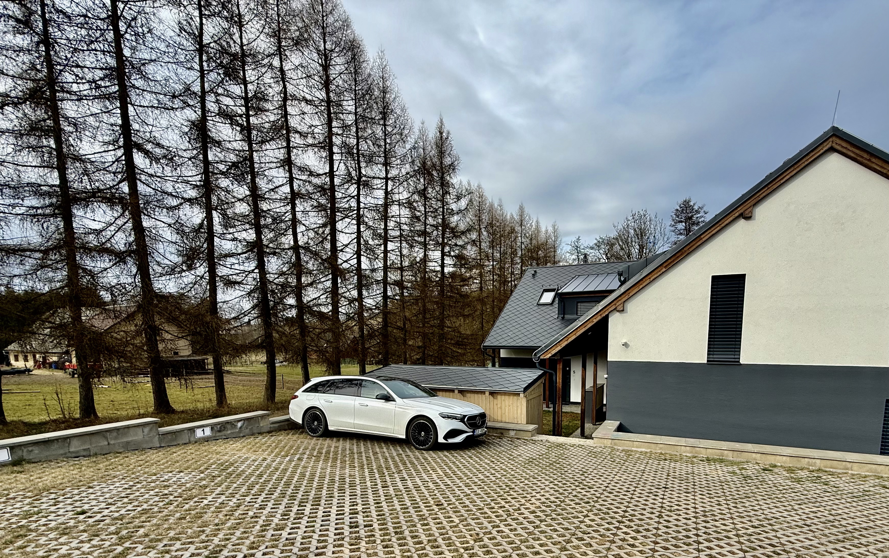 Exteriér domu – příjezdová plocha s parkovištěm
