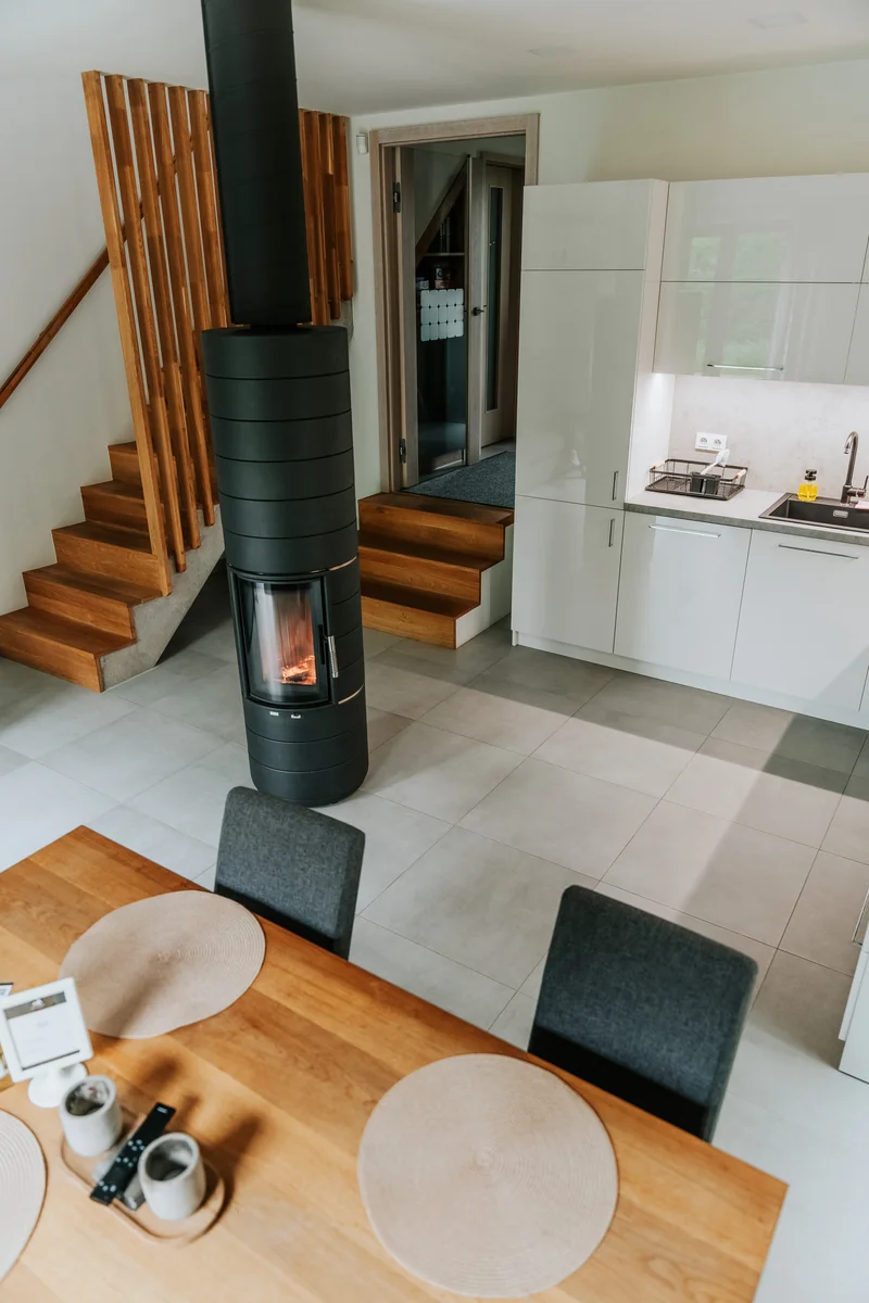 Pohled shora na krb, schodiště a kuchyni