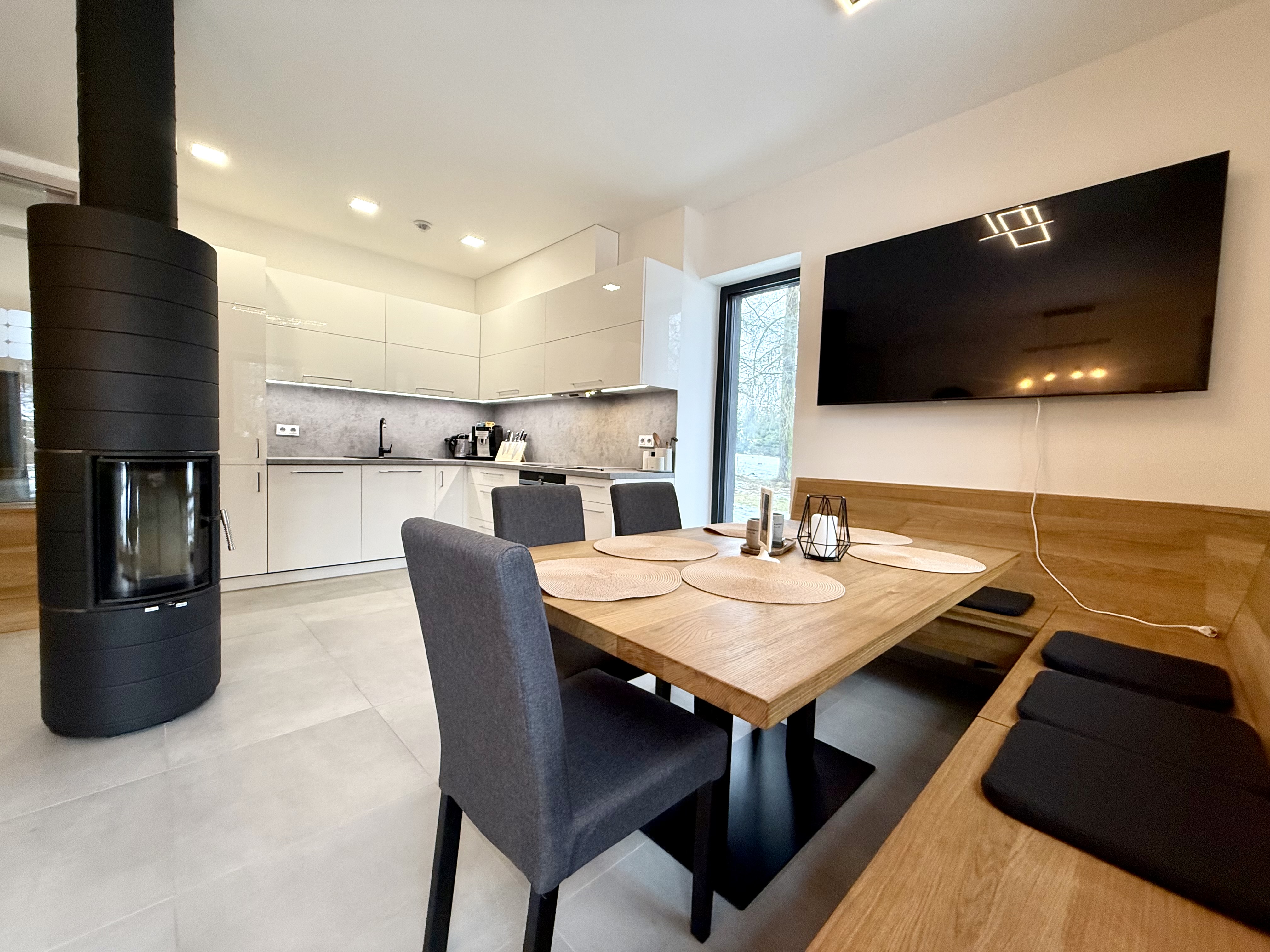 Jídelna s krbem a kuchyní