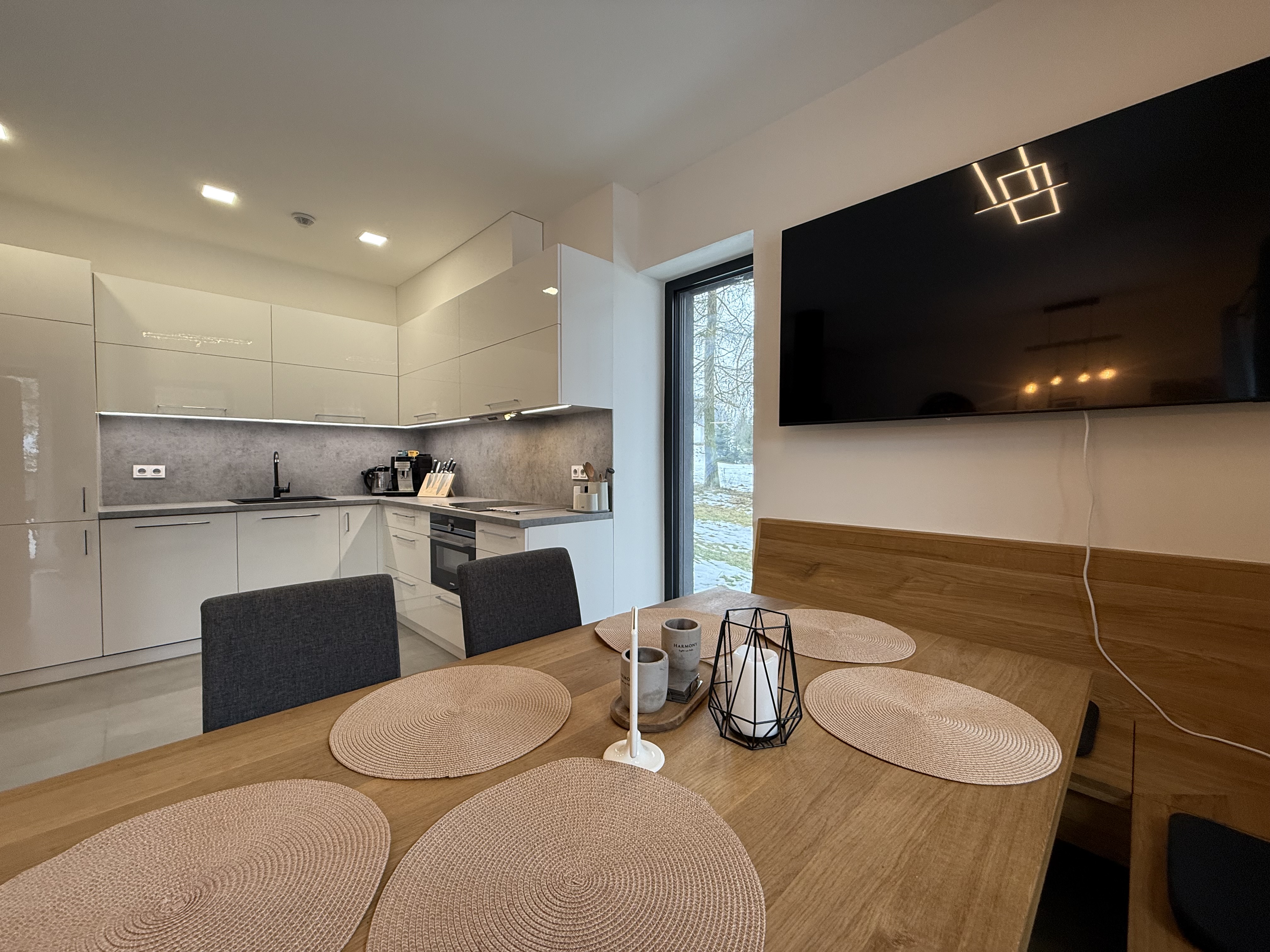 Jídelní stůl s výhledem do zahrady